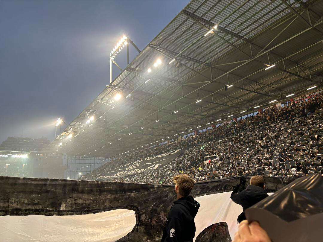 开云体育登录-汉堡球场氛围热烈，球迷全力支持球队争胜的简单介绍