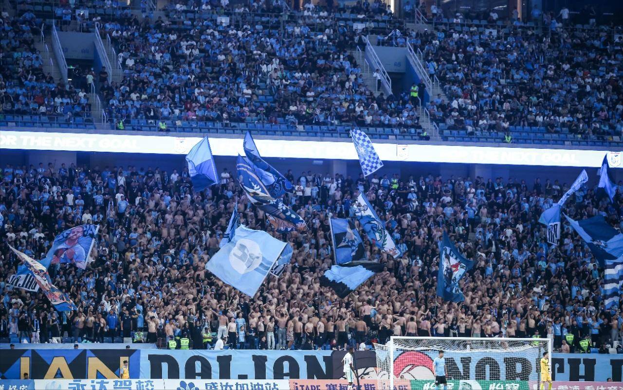 汉堡球场氛围热烈，球迷全力支持球队争胜的简单介绍