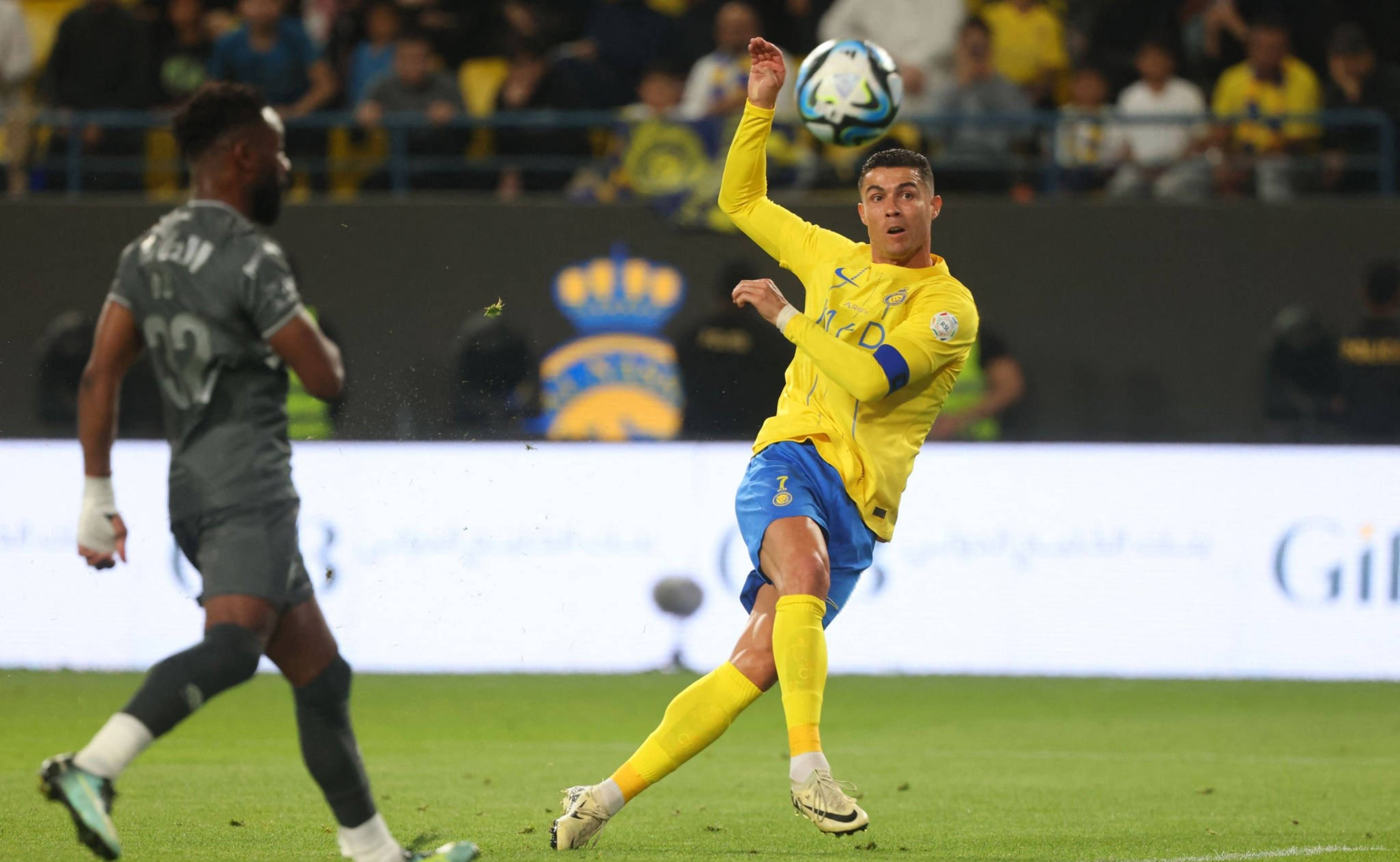 足球巨星惊艳表现,为球队带来胜利 足球巨星惊艳表现,为球队带来胜利