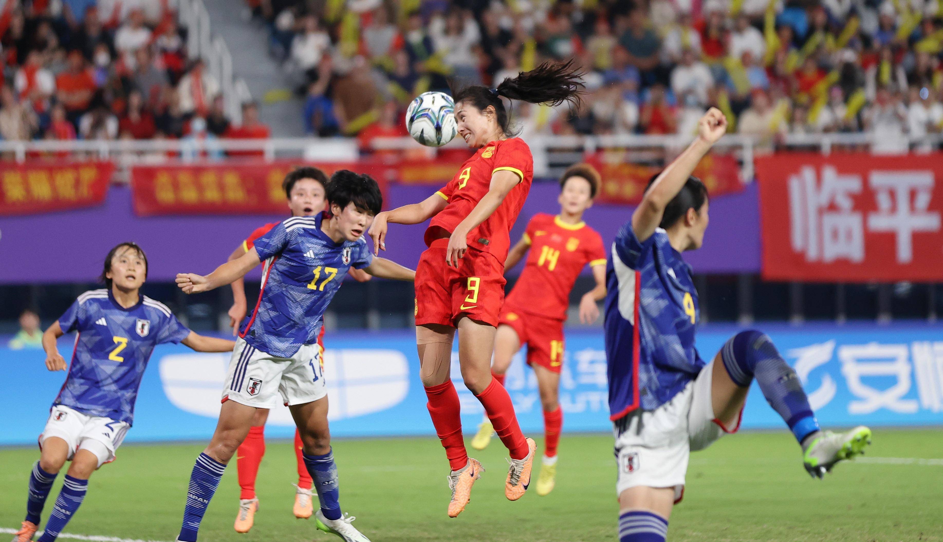 开云体育入口-中国女足队员在比赛中展现出色足球技术