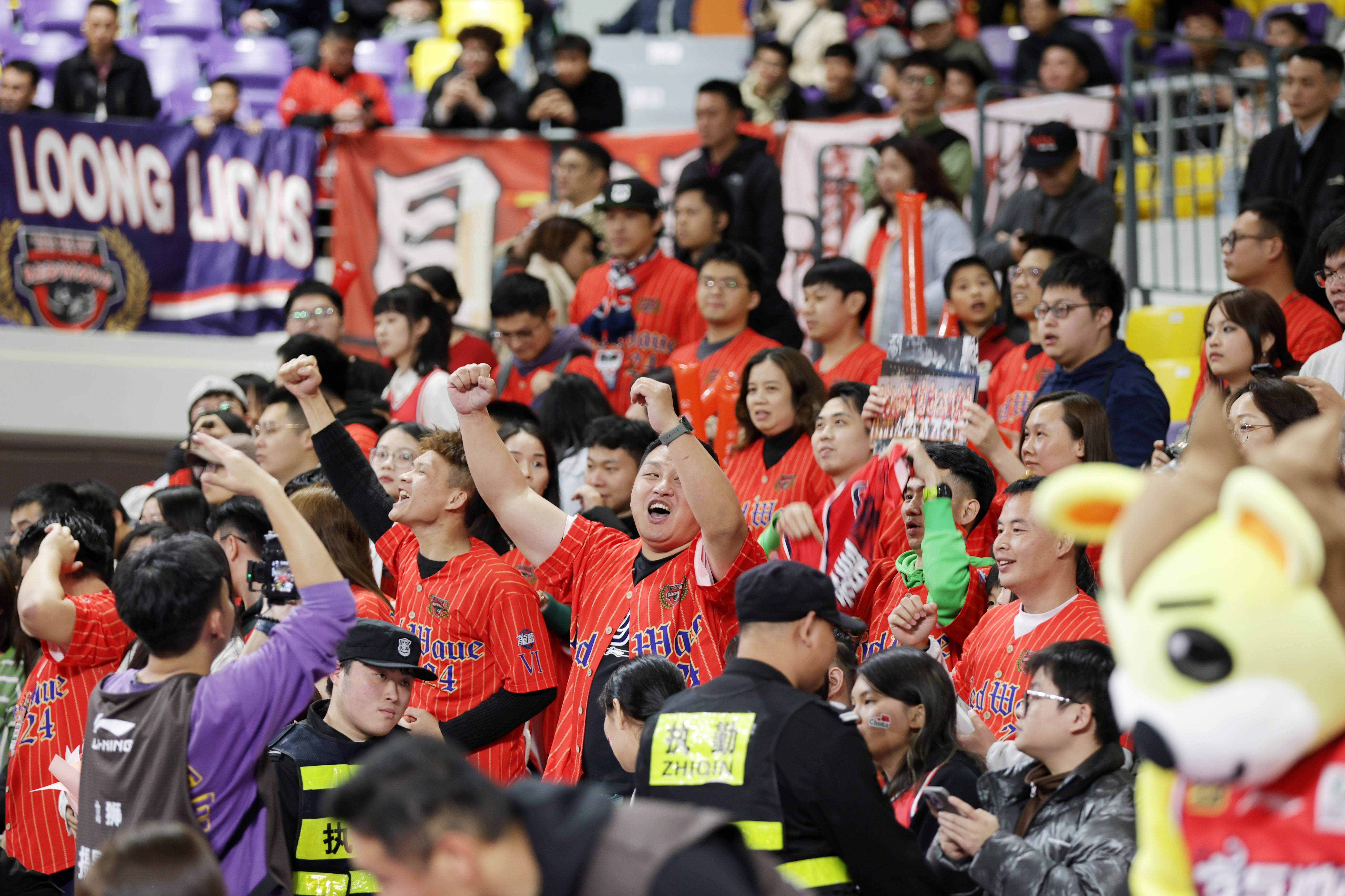 开云体育官网-球迷热情高涨，欢呼喜悦的场面令人难忘的简单介绍