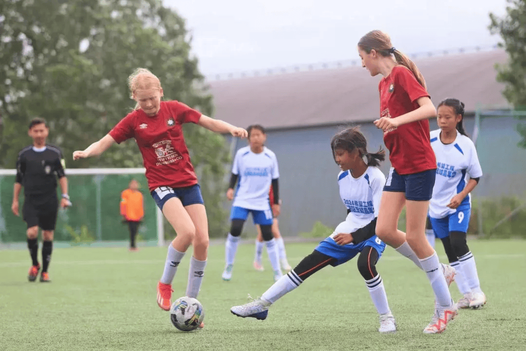 开云体育下载-女足球运动员在国际比赛中勇敢奋斗