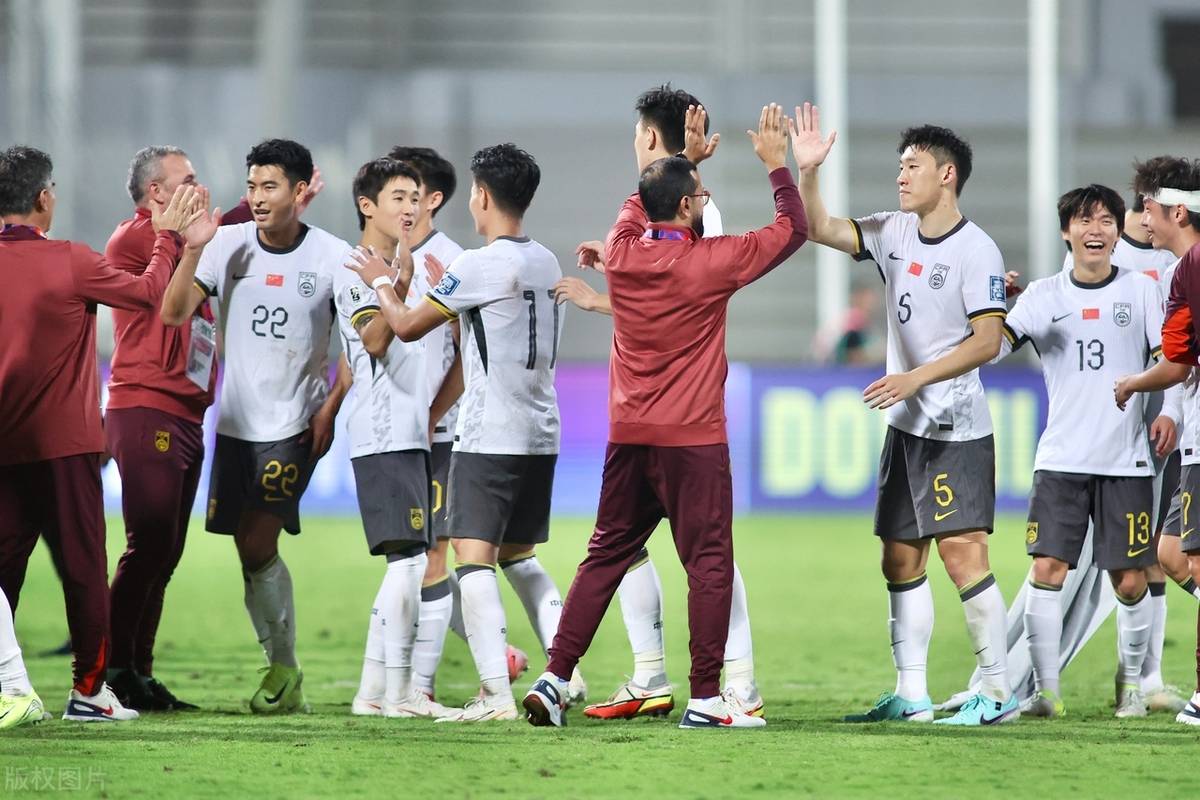 国内足球豪强击败对手,取得连胜 国内足球豪强击败对手,取得连胜