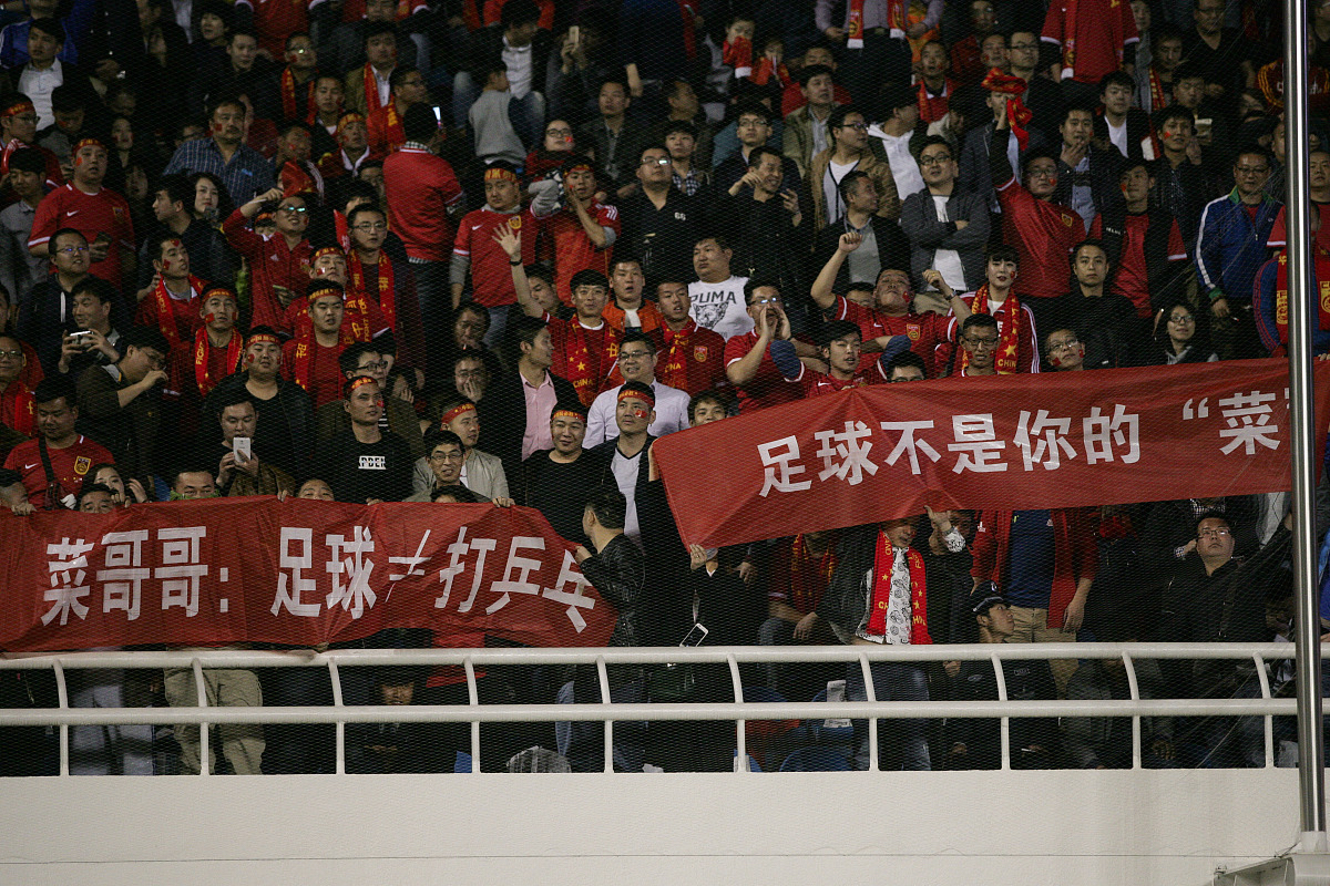 包含战火延误之际球迷翘首期盼赛事开始的词条 包含战火延误之际球迷翘首期盼赛事开始的词条