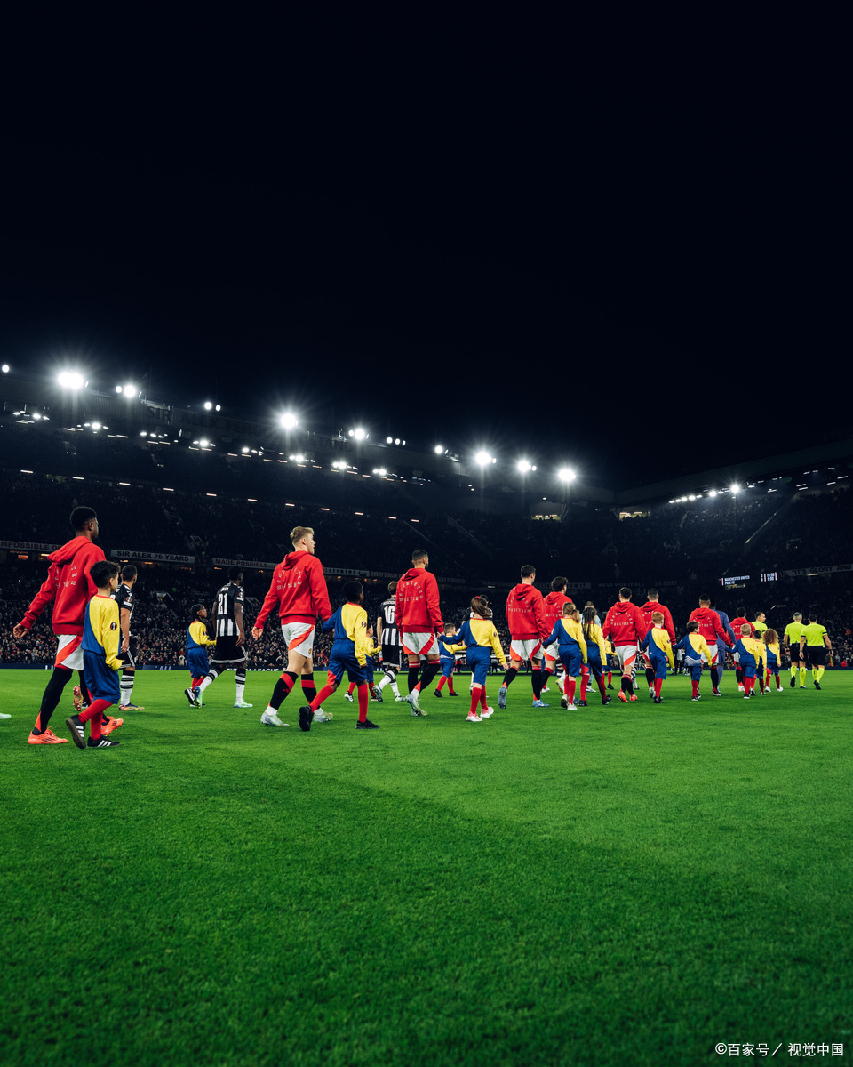 开云平台-激烈足球比赛即将打响，球员们全力以赴备战