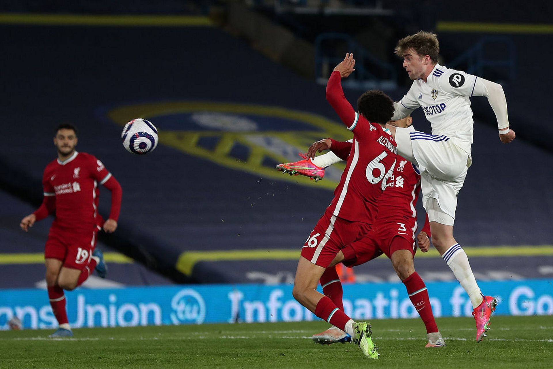 开云体育在线-利兹联坚持不败，继续为英超联赛增添悬念