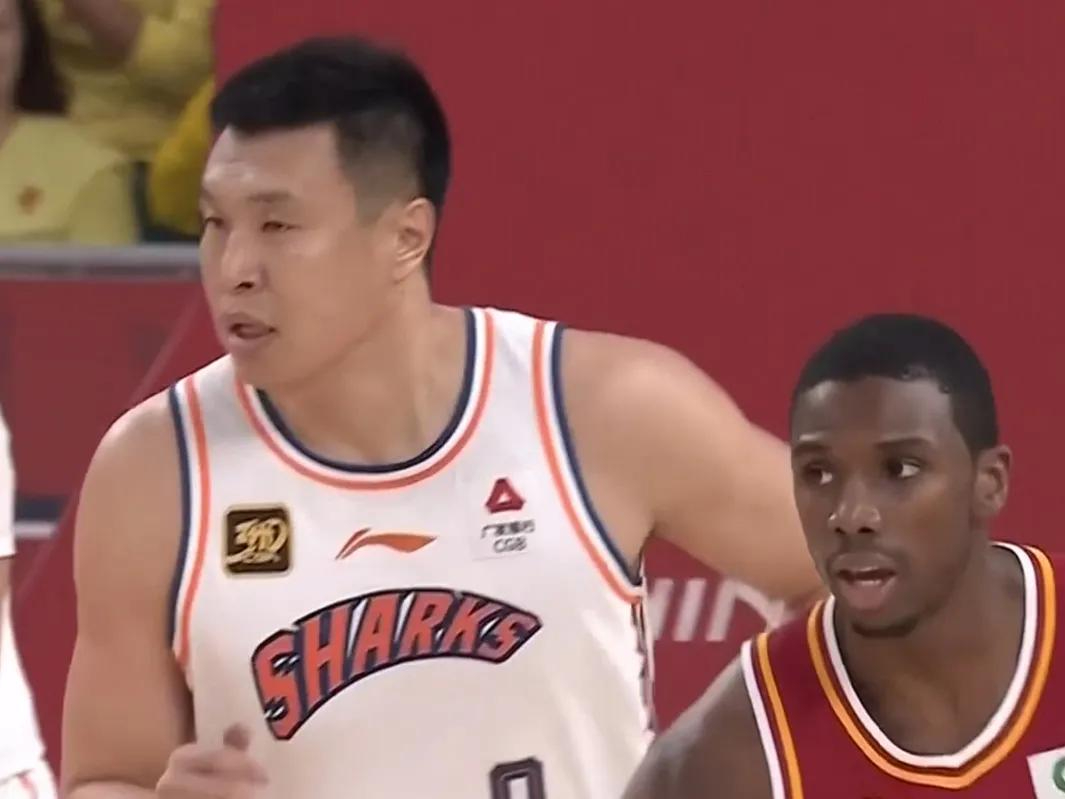 关于一场备受瞩目的对决，赛场上上演悬念连连的信息