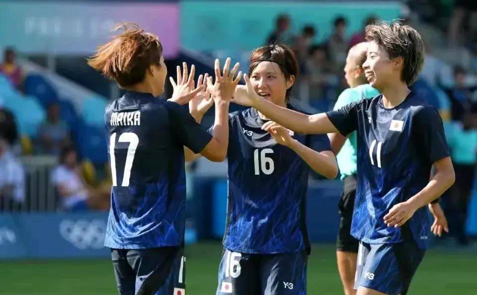 渴望胜利:女足比赛球员斗志昂扬的简单介绍 渴望胜利:女足比赛球员斗志昂扬的简单介绍