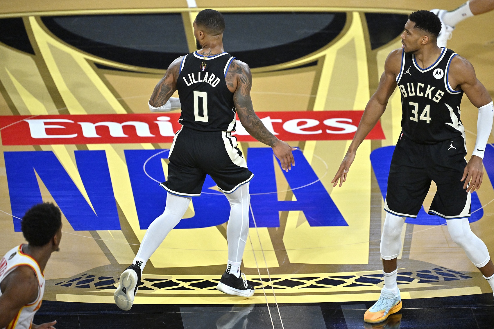 雄鹿击败活塞,保持不败纪录 雄鹿击败活塞,保持不败纪录