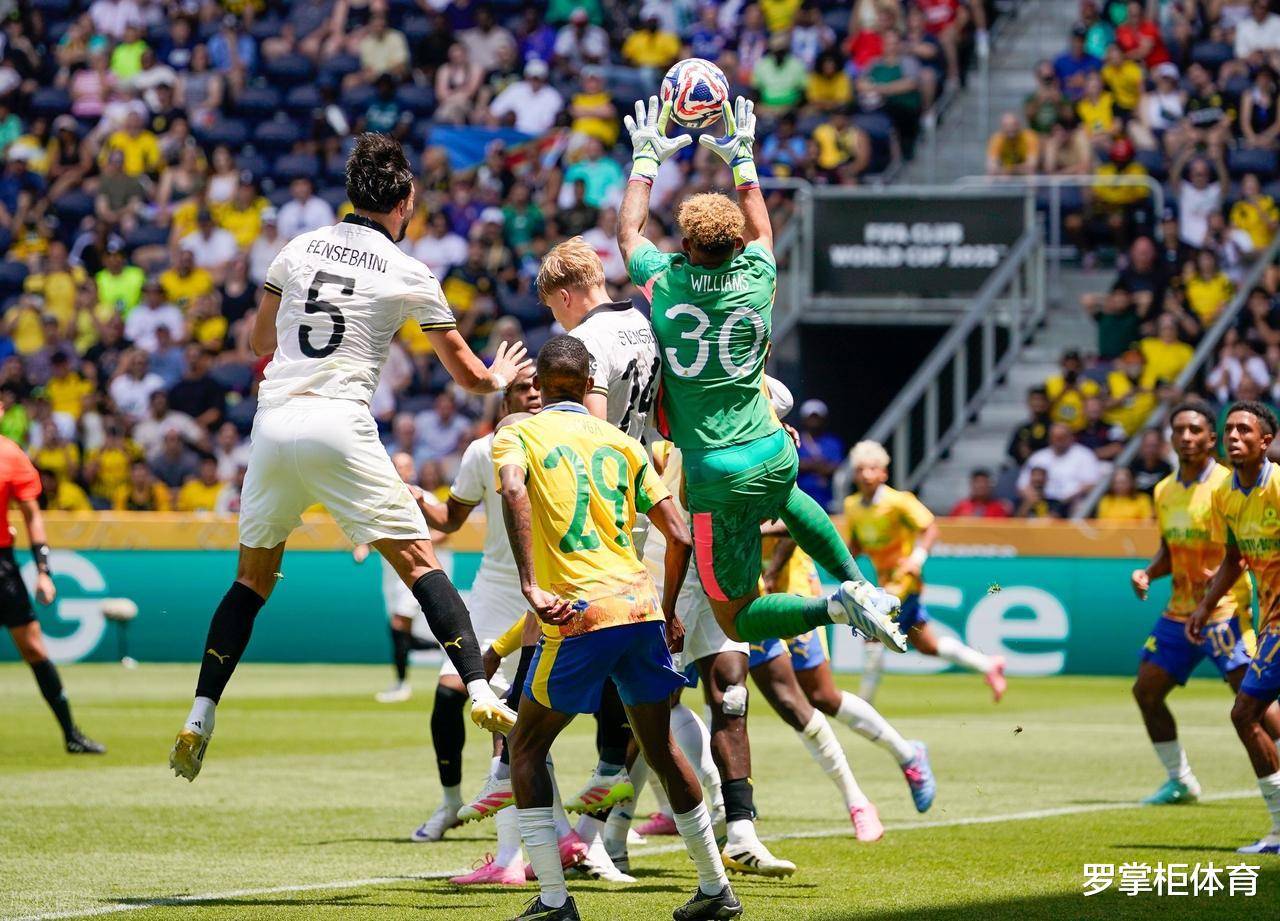 比赛中惊险一幕引发球迷热议 比赛中惊险一幕引发球迷热议