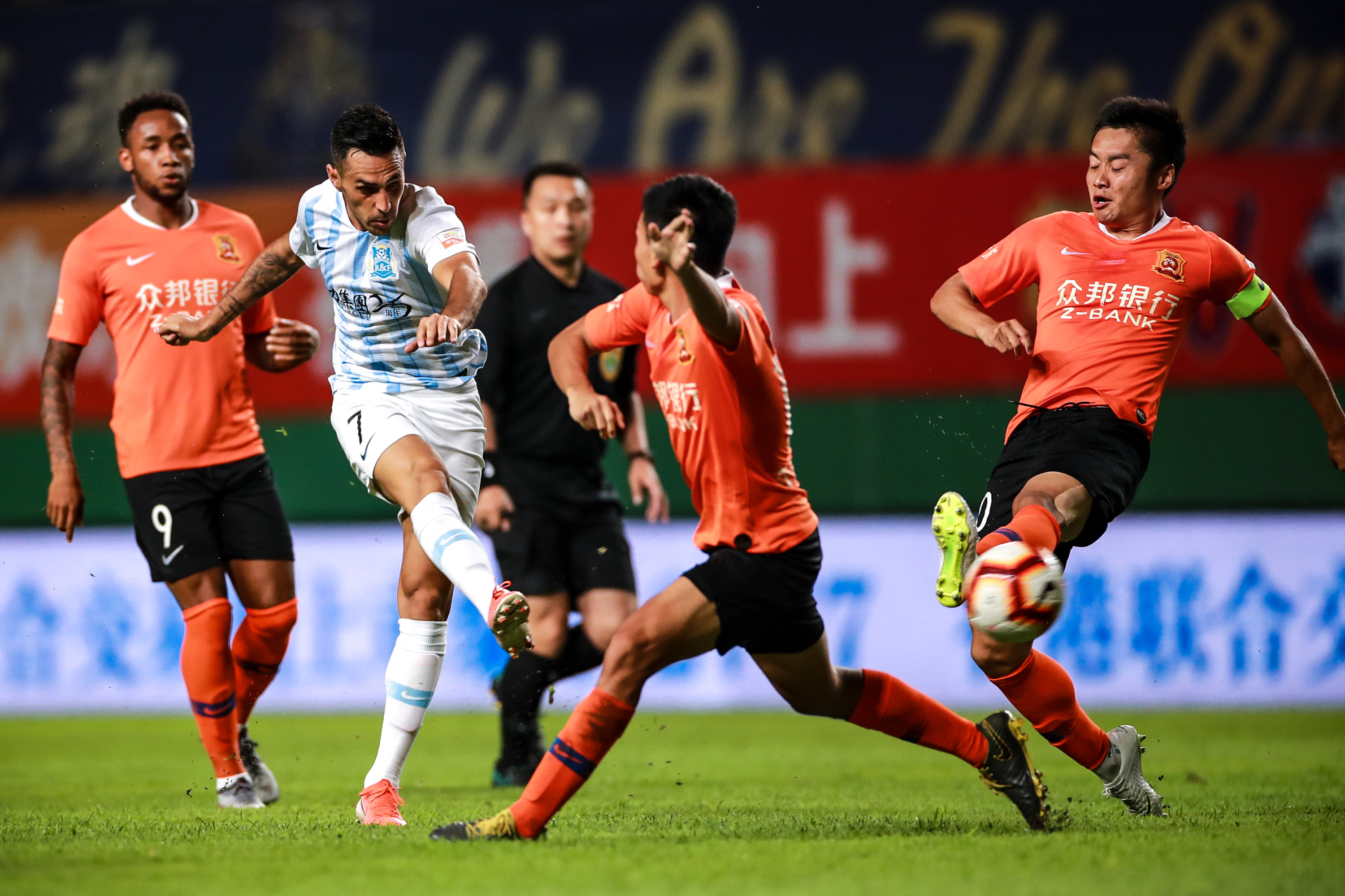 富力主场击败鲁能,排名略有提升 富力主场击败鲁能,排名略有提升