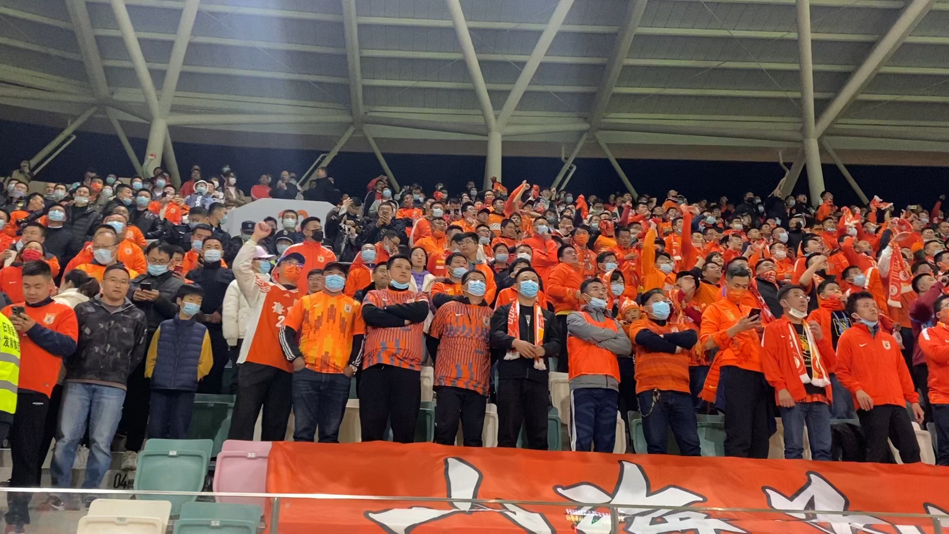 开云APP-球迷疯狂助威,现场气氛动人