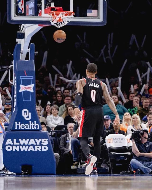 雷霆惨败开拓者,利拉德砍下全场最高得分 雷霆惨败开拓者,利拉德砍下全场最高得分