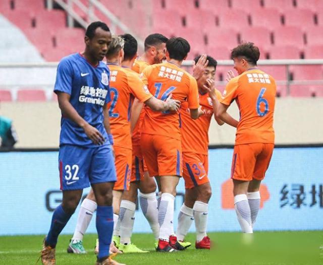 深圳龙岗在防守时表现出色,球迷对他们满怀期待 深圳龙岗在防守时表现出色,球迷对他们满怀期待