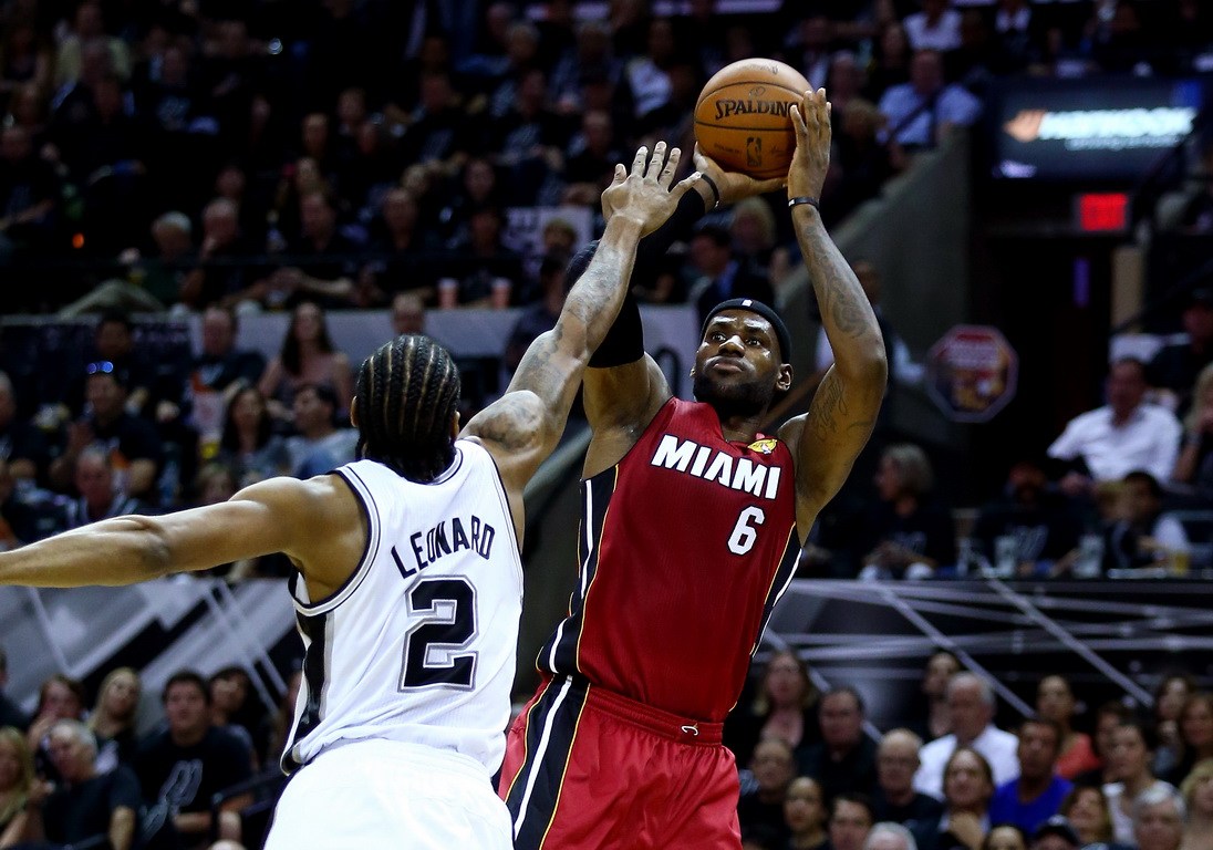 天津队鏖战马刺，詹姆斯状态火热